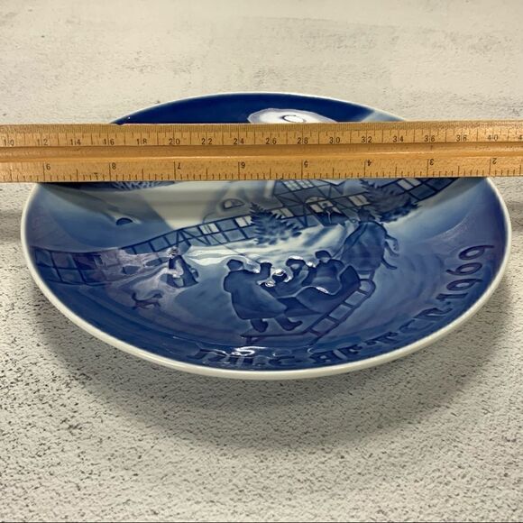 SIGNED BING & GRONDAHL CHRISTMAS PLATE “ARRIVAL OF CHRISTMAS GUESTS” 1969 - Picture 8 of 9